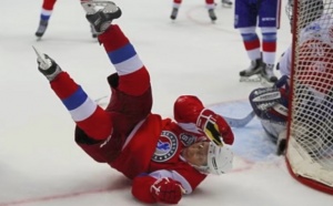Руският президент падна по време на хокеен мач