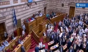 Скандали в гръцкия парламент (ВИДЕО)