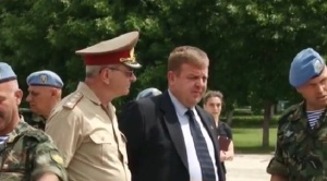 Каракачанов ще увеличава заплатите на военните