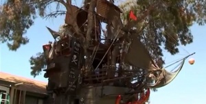 Необичайно, но красиво! Мъж построи пиратски кораб в двора си