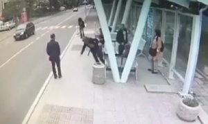 Жестото насилие в Бургас! Мъж рита в гръб възрастна жена (ВИДЕО)