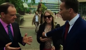 Репортер на BBC отнася шамар от минувачка (ВИДЕО)