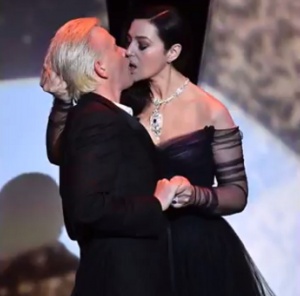 Моника Белучи страстно целуна свой колега на откриването на фестивала в Кан (ВИДЕО)