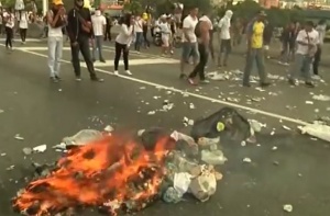 Шофьор се вряза в група демонстранти в Каракас, има ранени