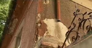 Неизвестни се самонастаняват в къща в центъра на Пловдив