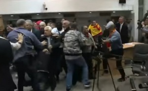 Повдигнаха обвинение на 9 души за инцидента в македонския парламент