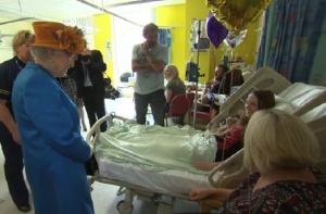 Елизабет II посети пострадалите деца в болница в Манчестър (СНИМКИ)