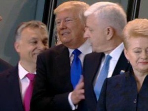 Тръмп - нагъл и невъзпитан на срещата на НАТО в Брюксел (ВИДЕО)