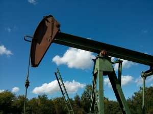 Цената на петрола падна с около 5%