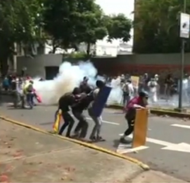 Стотици хиляди на пореден протест във Венецуела