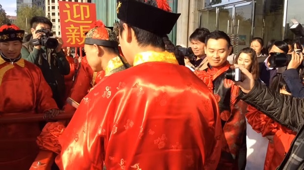 Китаец нае над 200 души за пред семейството на годеницата, бръкна се с по 11 евро на калпак