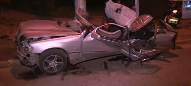 Кола се удари в стълб в София, има трима пострадали