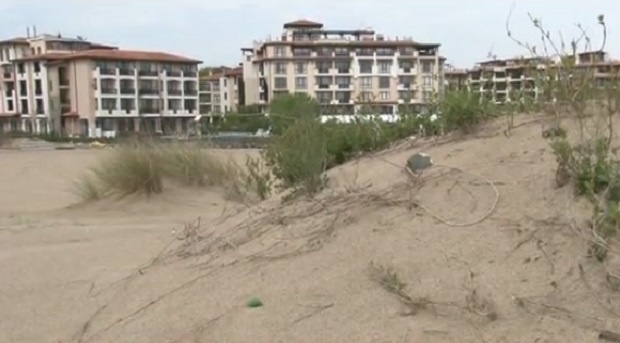 Дюни на плажа на къмпинг „Оазис” вече няма