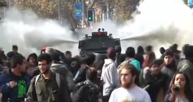 Безредици в Чили по време на протест