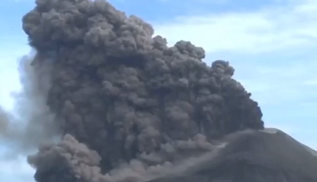 Опасен вулкан на Камчатка изхвърли пепел на 9 км