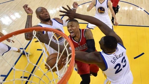 Голдън Стейт започна трудно полуфиналите (ВИДЕО)