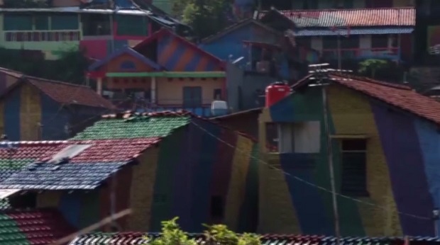 Малко боя и... село стана туристическа атракция в Индонезия