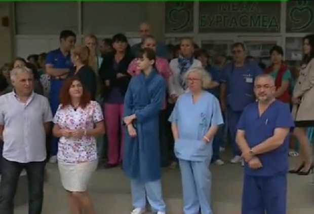 Мълчалив протест на колегите на битите лекари в Бургас