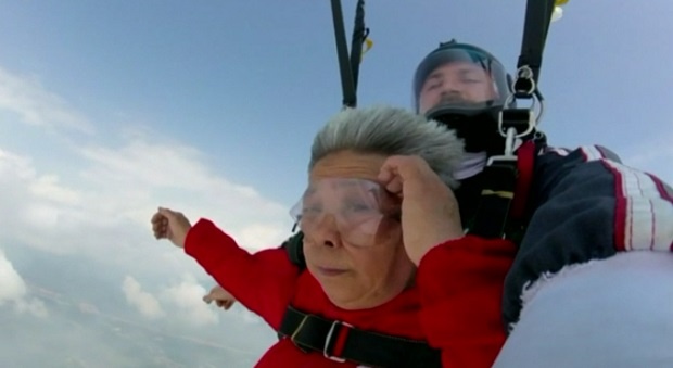 70-годишна китайка разбра какво е да скочиш от 4000 метра