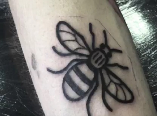 С благотворителна цел: Жителите на Манчестър си татуират пчели