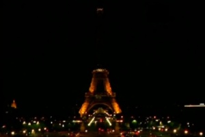 Съпричастност: Айфеловата кула в мрак в памет на жертвите в Кабул