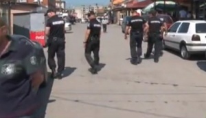 Жандармеристи търсят контрабандни стоки в ромската махала в Хасково