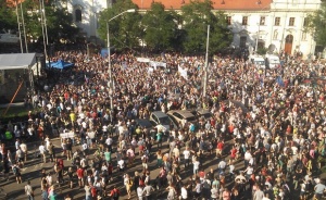 Хиляди души на антиправителствени протести в Братислава и Кошице