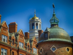 Харвард изключва 10 студенти, заради обида