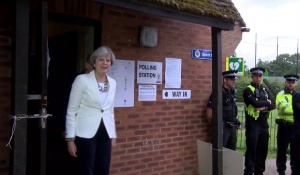 Мей и опозиционният лидер Корбин гласуваха рано на предсрочните избори