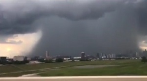 Опасно, но красиво природно явление в Далас