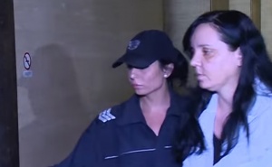 Протест пред Съдебната палата срещу акушерката Емилия Ковачева