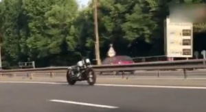 Мистерия! Мотор без водач по френска улица (ВИДЕО)