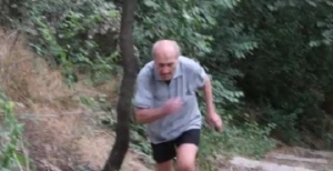 97-годишен мъж скача и тича като младеж по тепетата