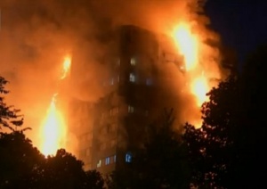 Няма да събарят засега изгорелия блок в Лондон