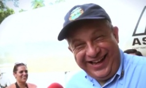 Президентът на Коста Рика глътна оса по време на интервю (ВИДЕО)