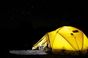 Затвор за поставянето на палатки извън къмпингите в Гърция