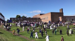 Кола се вряза в тълпа до джамия във Великобритания, има пострадали