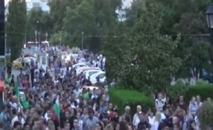 Асеновград на протест след побоя над ученици (ВИДЕО)
