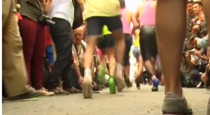 Мъже тичащи по токчета в Мадрид (ВИДЕО)