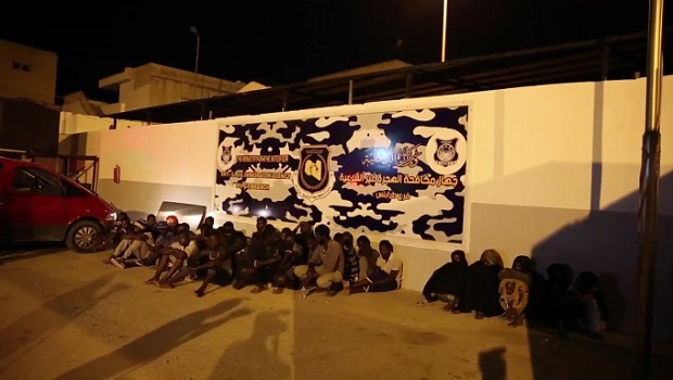 7 мигранти се задушиха в бус, били заключени два дни край Триполи