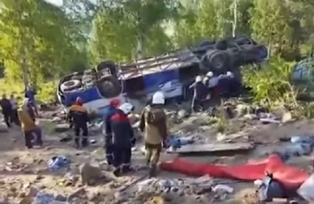 Пътнически автобус се преовъбрна в Русия, 11 загинали и над 20 ранени (ВИДЕО)