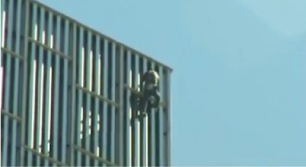 Човек изкачи небостъргач без алпийска екипировка
