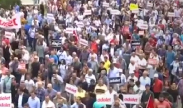 Хиляди недоволни протестират по улиците на Анкара (ВИДЕО)