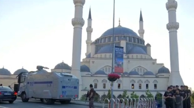Ердоган припадна в джамия