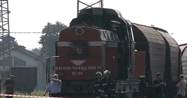 Двамата машинисти от запалилия се влак остават в болница (ВИДЕО)
