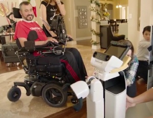 Робот се грижи за парализиран военен (ВИДЕО)