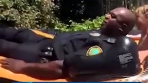 Полицейски патрул се пуска по квартална водна пързалка (ВИДЕО)