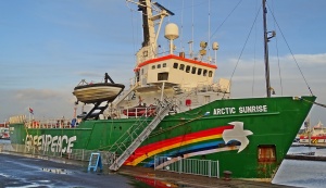 Корабът на „Грийнпийс“ пристига в български териториални води