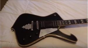 Кис дарява китара на детската болница в Манчестър