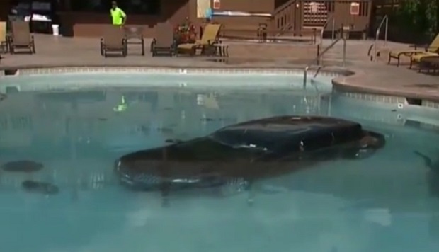 Възрастна жена се озова с автомобила си в басейн (ВИДЕО)